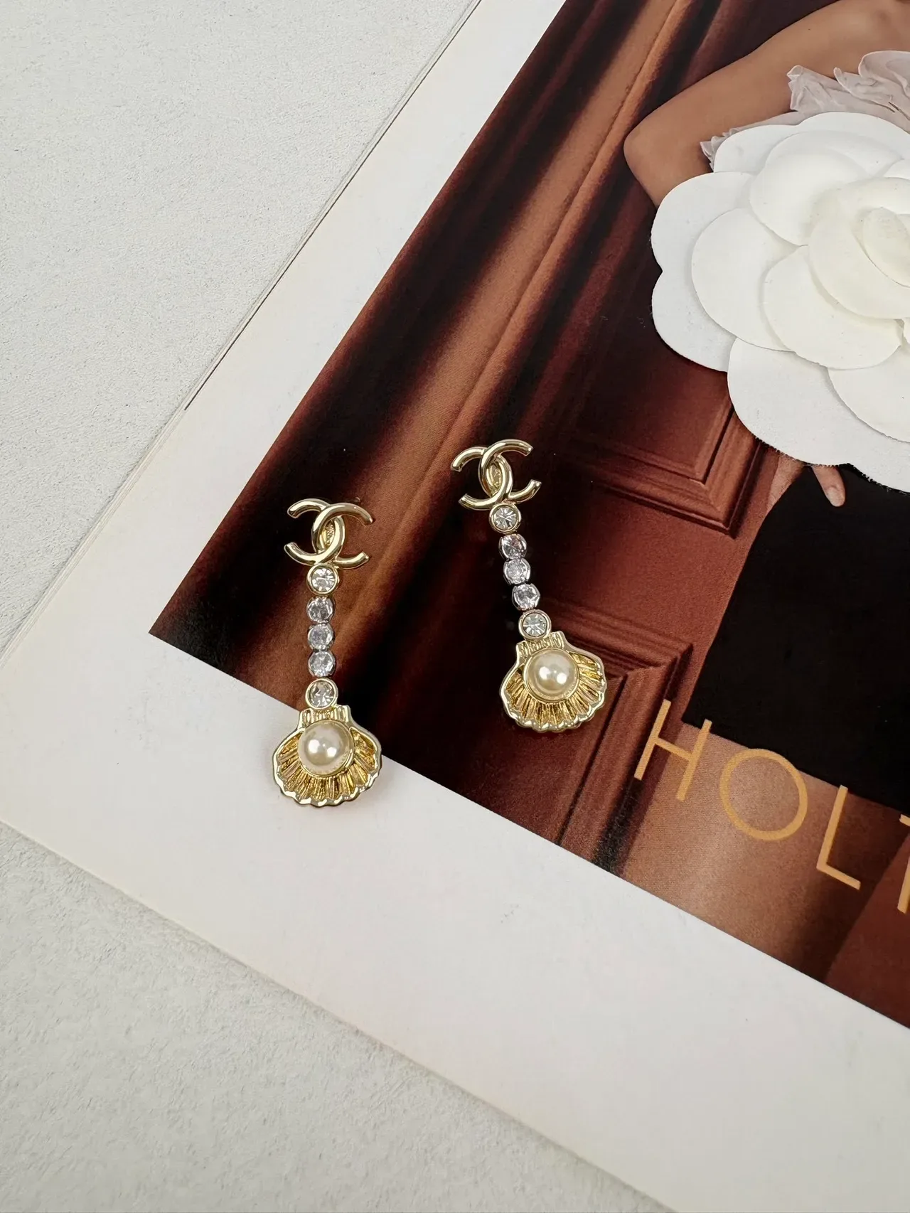 Chanel CC Logo Shell Pearl Crystal Brincos Pendentes 9