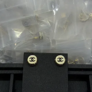 Chanel CC Logo Stud রূপালী কালো গোলাকার মেটালিক কানের দুল