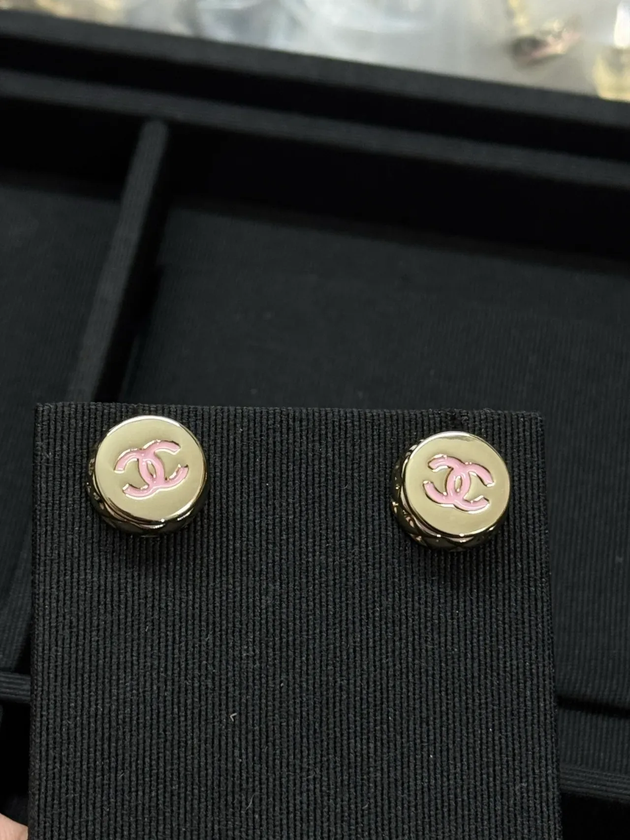Chanel CC Logo Stud রূপালী কালো গোলাকার মেটালিক কানের দুল 2