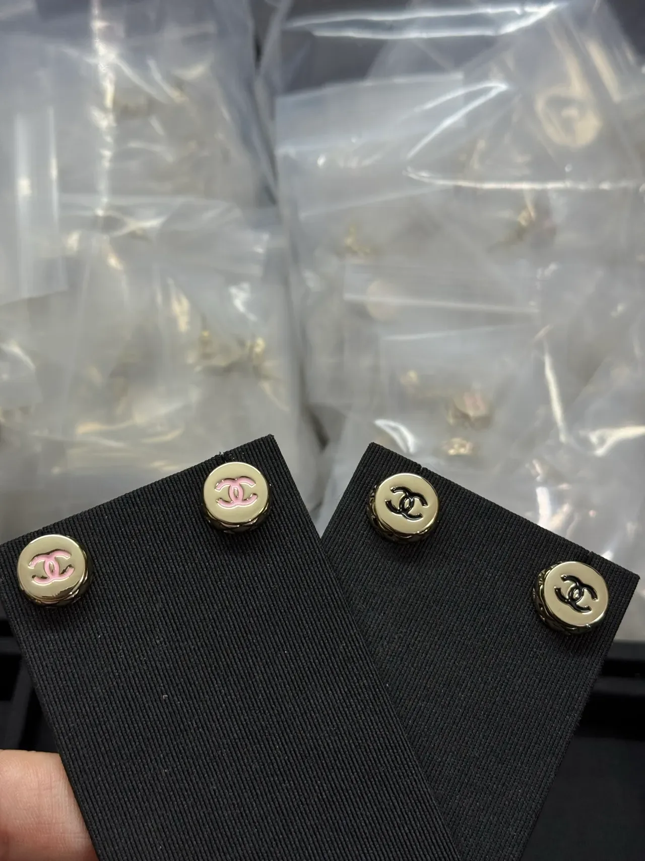 Chanel CC Logo Stud রূপালী কালো গোলাকার মেটালিক কানের দুল 3