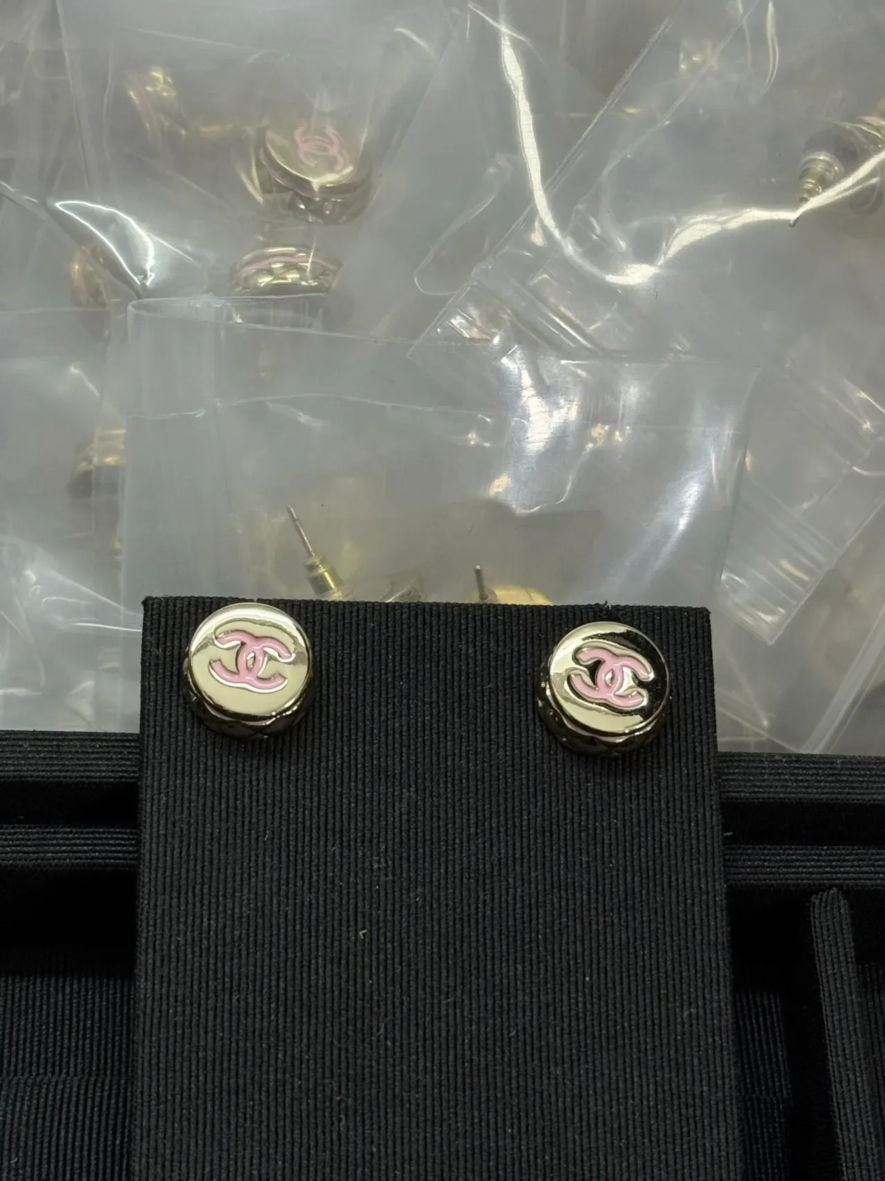Chanel CC Logo Stud রূপালী কালো গোলাকার মেটালিক কানের দুল 4