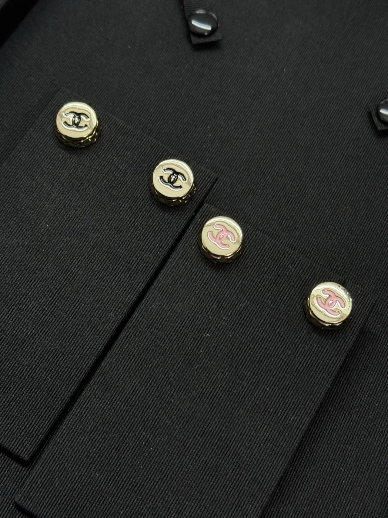 Chanel CC Logo Stud রূপালী কালো গোলাকার মেটালিক কানের দুল 5