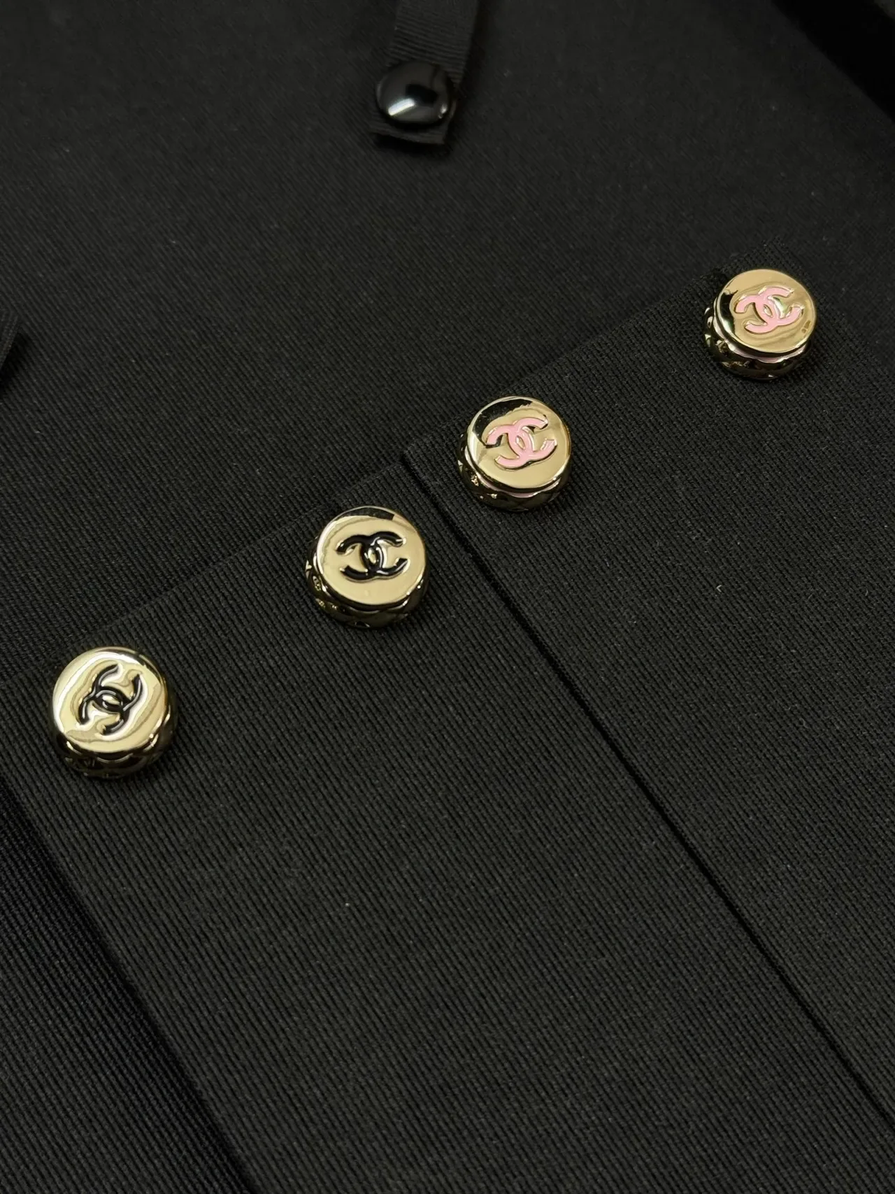 Chanel CC Logo Stud রূপালী কালো গোলাকার মেটালিক কানের দুল 6