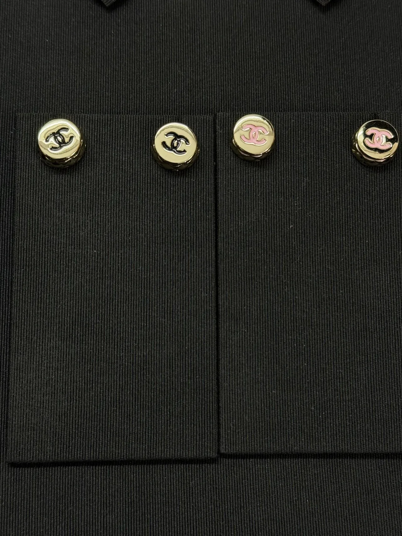 Chanel CC Logo Stud রূপালী কালো গোলাকার মেটালিক কানের দুল 7