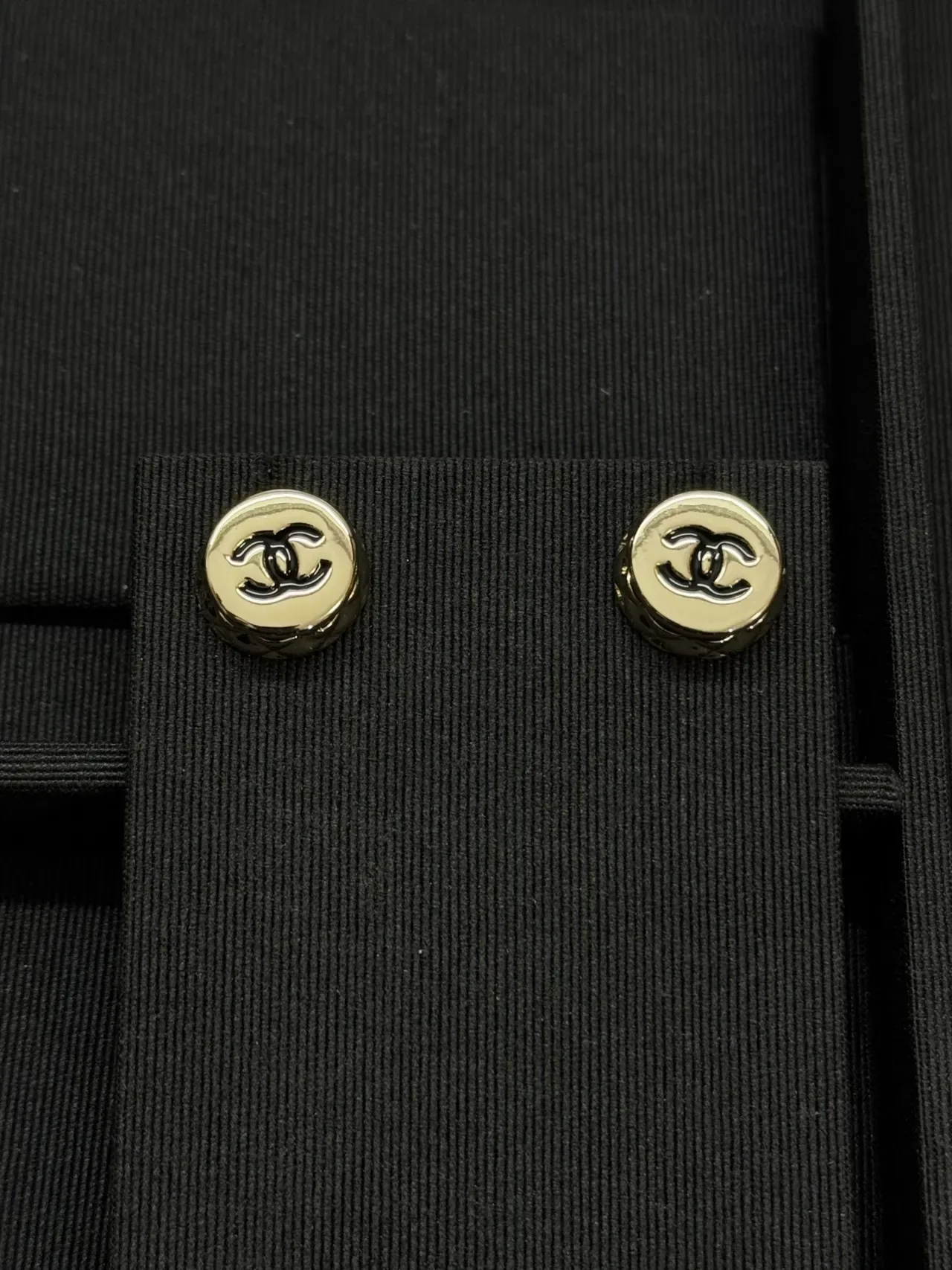 Chanel CC Logo Stud রূপালী কালো গোলাকার মেটালিক কানের দুল 8