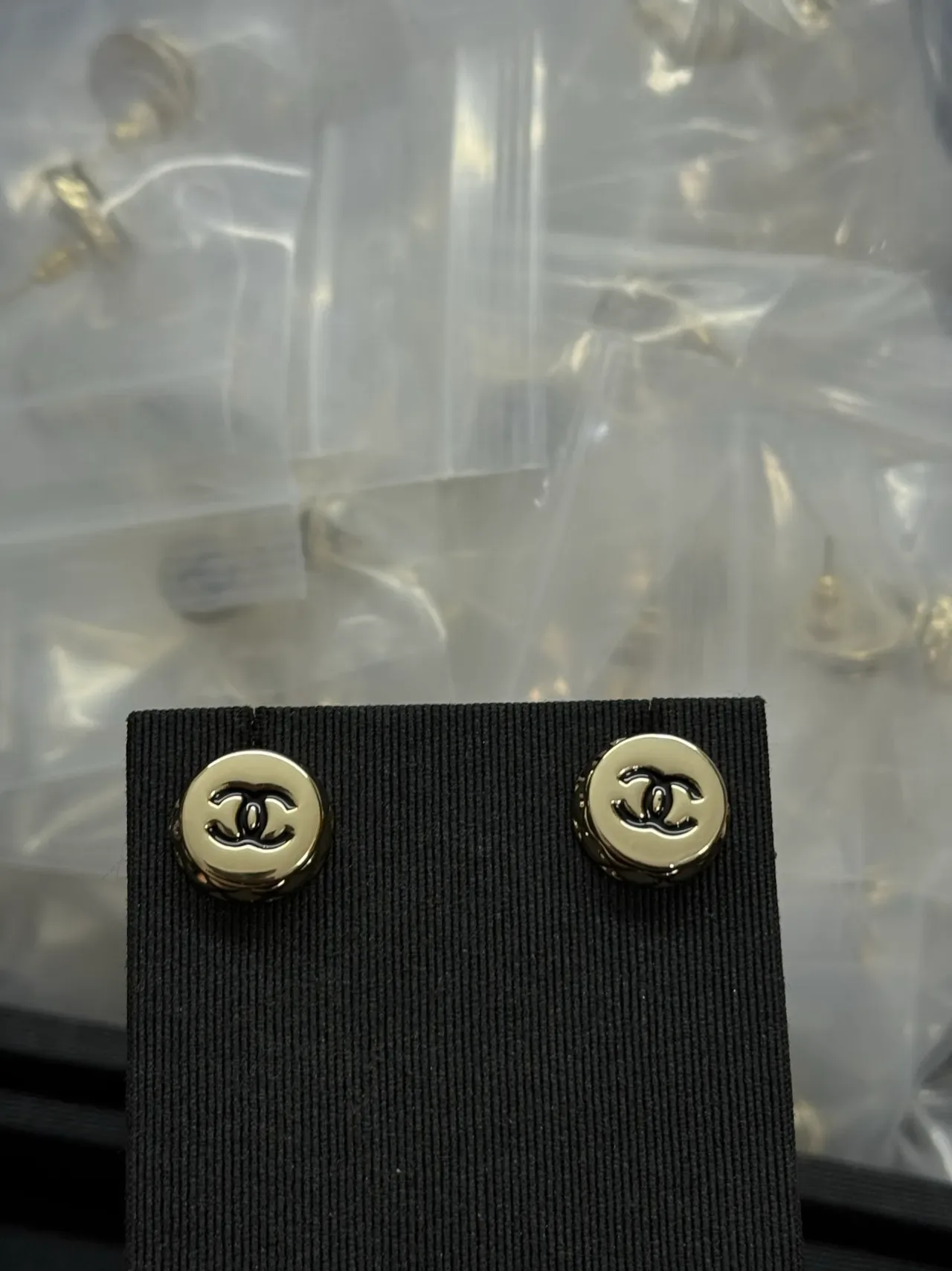 Chanel CC Logo Stud রূপালী কালো গোলাকার মেটালিক কানের দুল 9