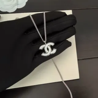 Chanel CC Logo সাদা এনামেল সিলভার-টোন নেকলেস