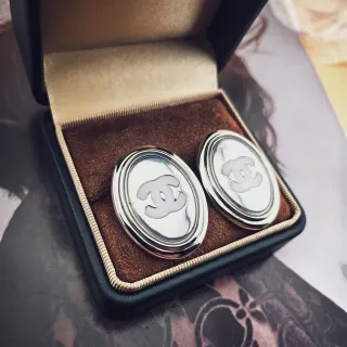 Chanel CC Oval أقراط فضة أبيض مصقول