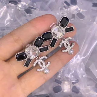 Chanel CC لؤلؤ كريستال و حجر أسود أقراط