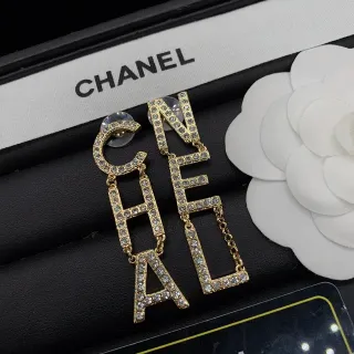 Chanel CHANEL أقراط معلقة حرف Pavé-Crystal ذهبي اللون