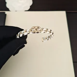 سوار شانيل كلاسيكي سلسلة أبيض وذهبي اللون سوار معصم