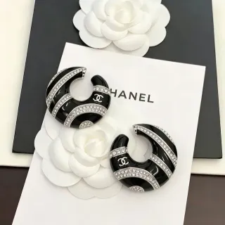 Chanel Crescent Hoop أسود أبيض إيسمالت وكريستال بافيه أقراط