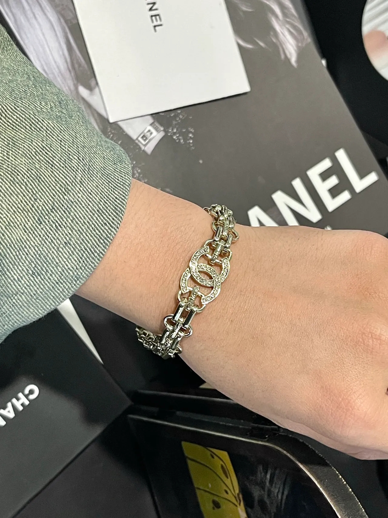 Chanel سوار سلسلة CC مزين بالكريستال 7