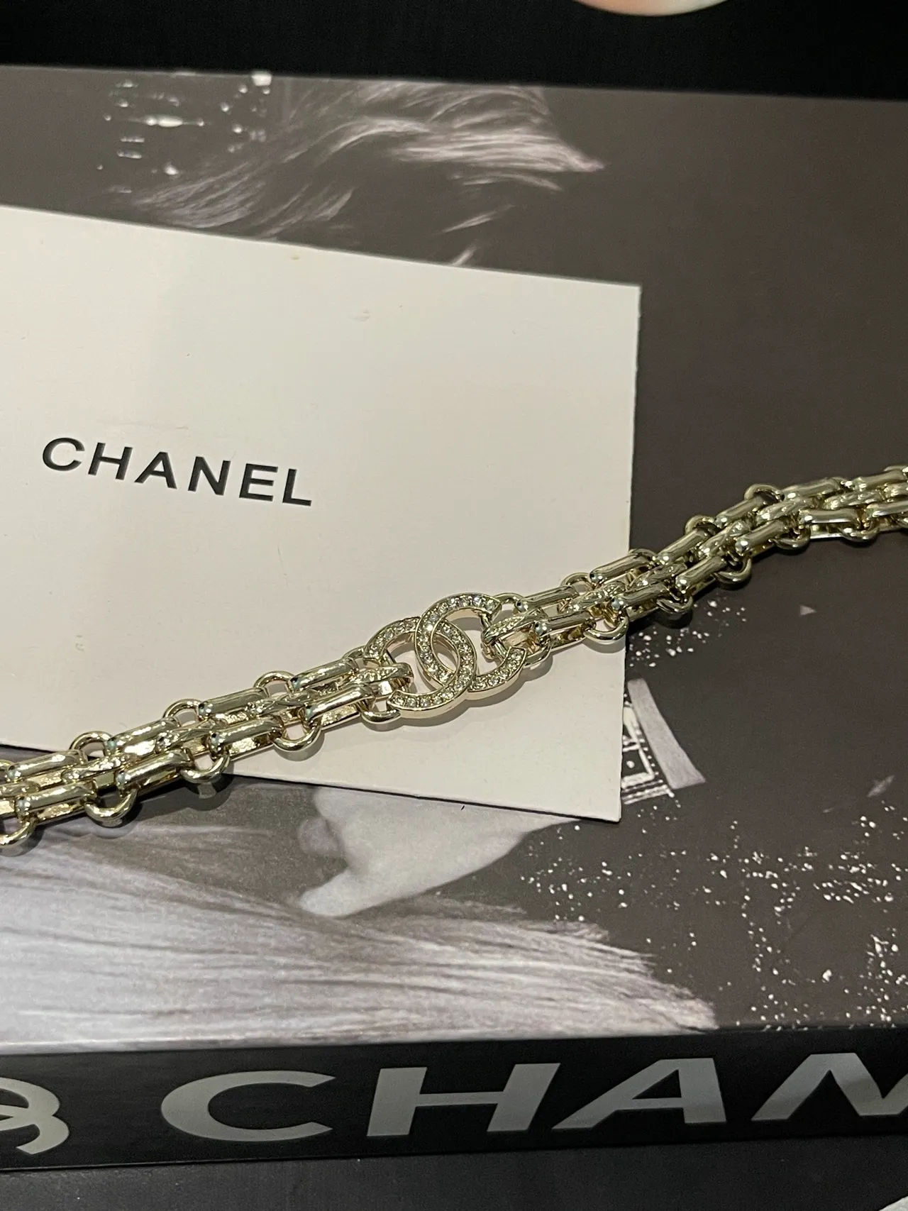 Chanel سوار سلسلة CC مزين بالكريستال 8