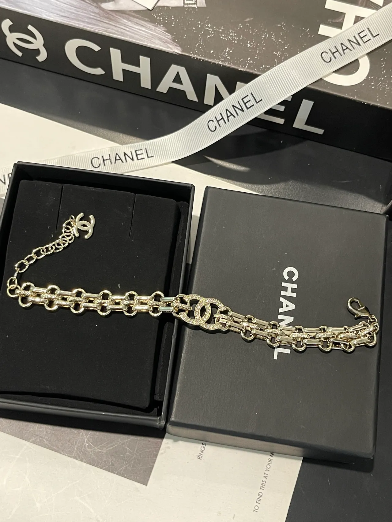 Chanel سوار سلسلة CC مزين بالكريستال 9
