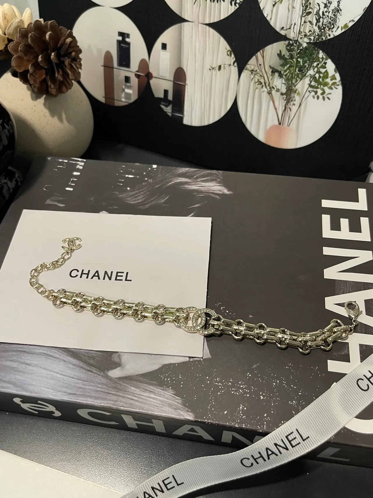 Chanel سوار سلسلة CC مزين بالكريستال 10