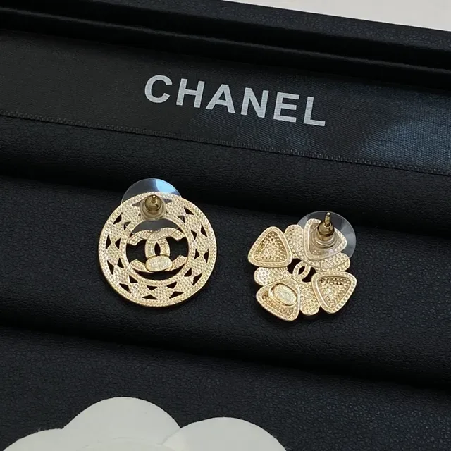 Chanel Boucles d'oreilles à clous avec cristaux CC Logo ton doré 2