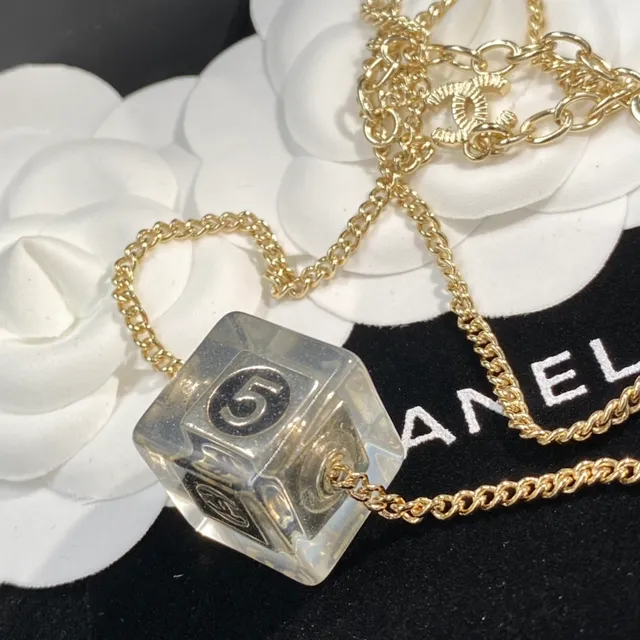 Chanel Collar de Cubo Tono Dorado Acrílico Transparente Colgante de Estrella Collar 2
