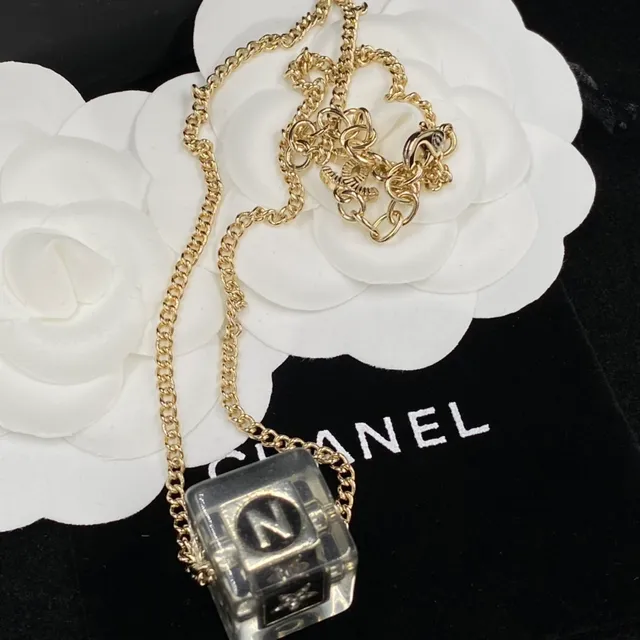 Chanel Collar de Cubo Tono Dorado Acrílico Transparente Colgante de Estrella Collar 3