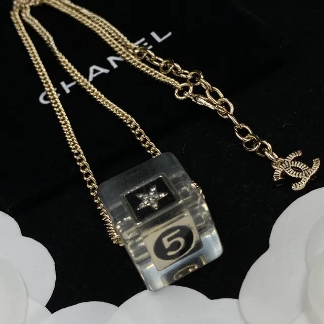 Chanel Collar de Cubo Tono Dorado Acrílico Transparente Colgante de Estrella Collar 4