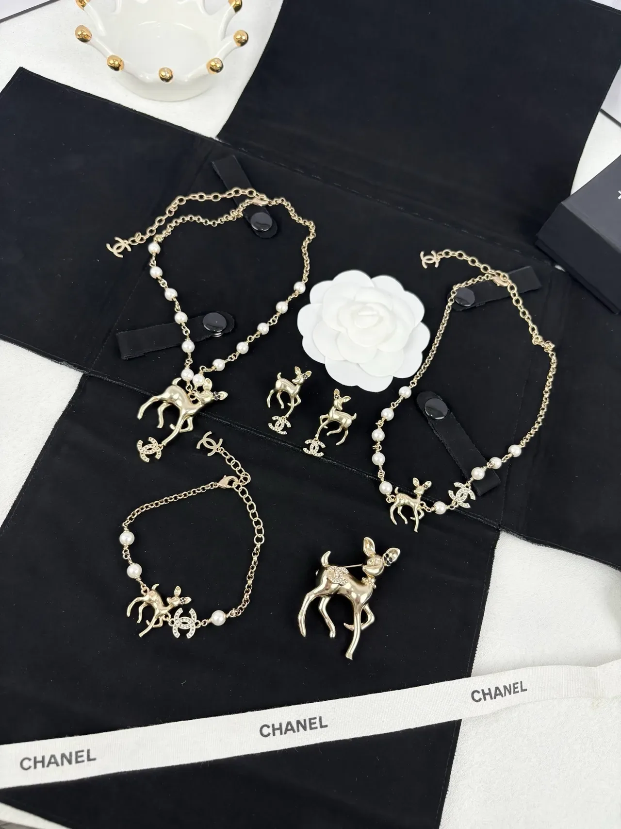 Colar Chanel Pingente de Cervo Pérola Contas Ouro 2
