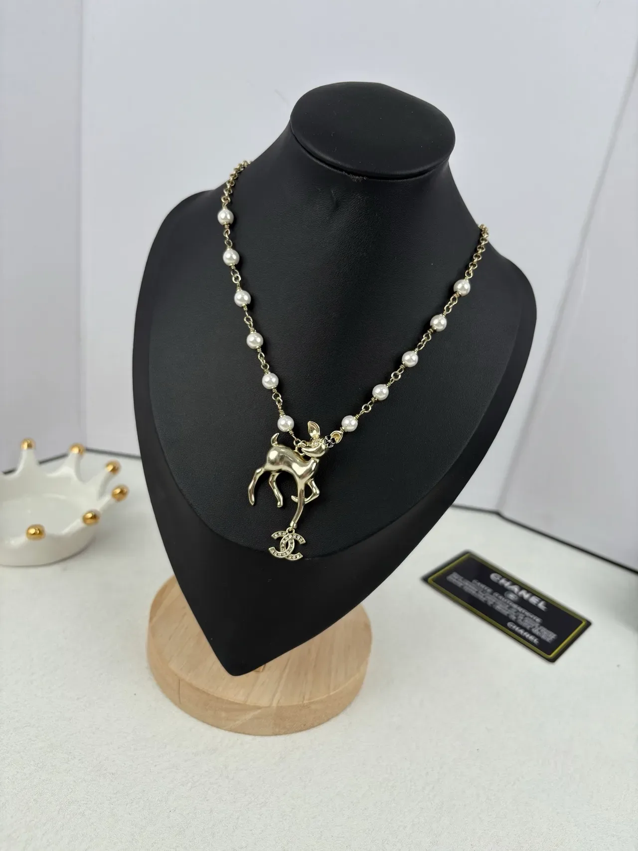 Colar Chanel Pingente de Cervo Pérola Contas Ouro 3