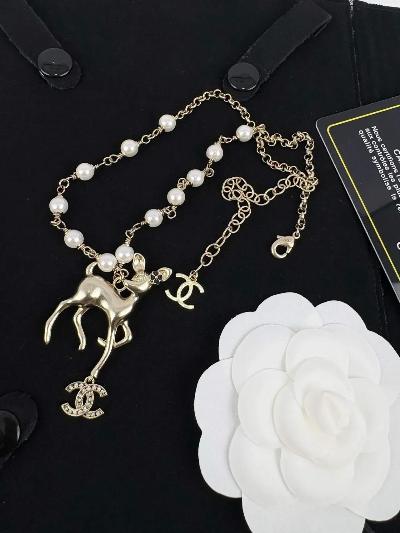 Colar Chanel Pingente de Cervo Pérola Contas Ouro 4