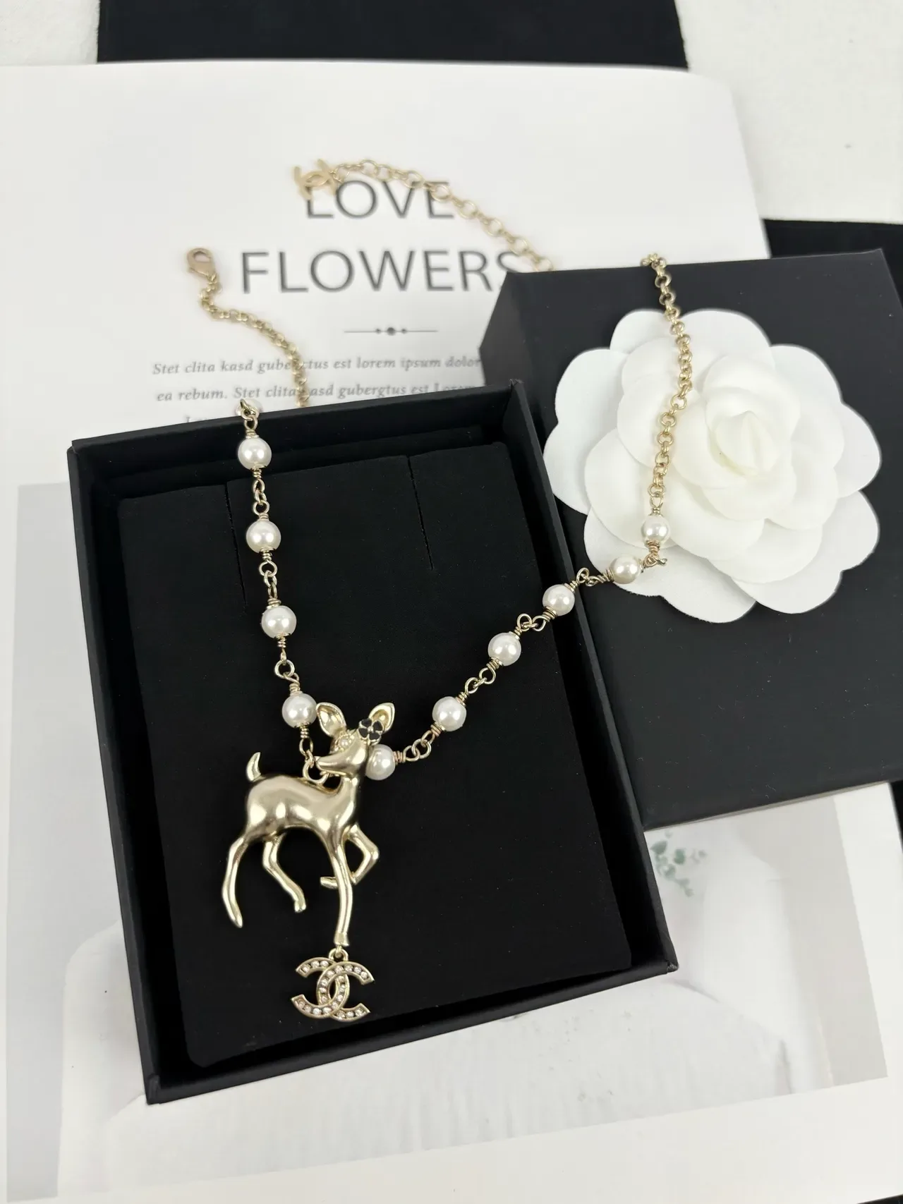 Colar Chanel Pingente de Cervo Pérola Contas Ouro 5