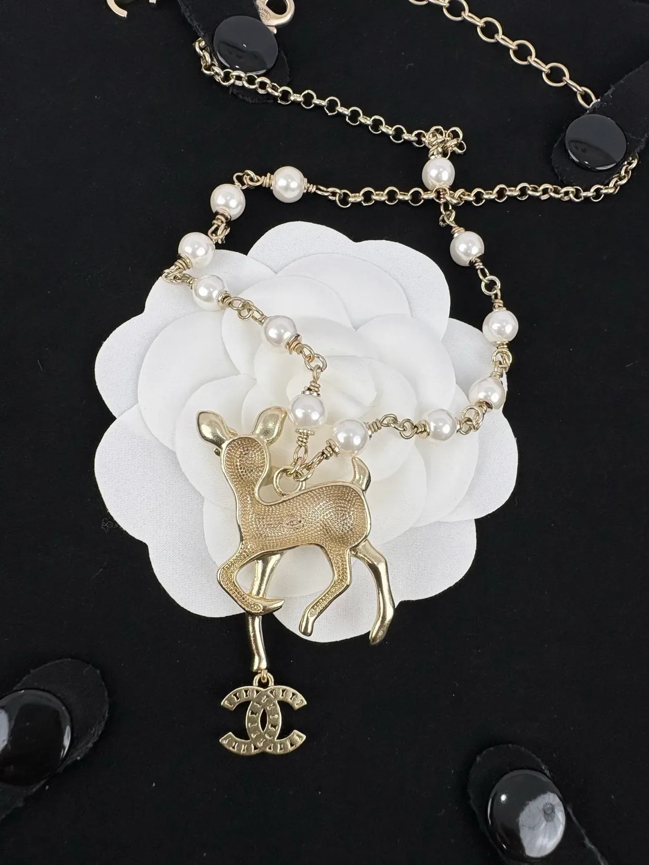 Colar Chanel Pingente de Cervo Pérola Contas Ouro 7