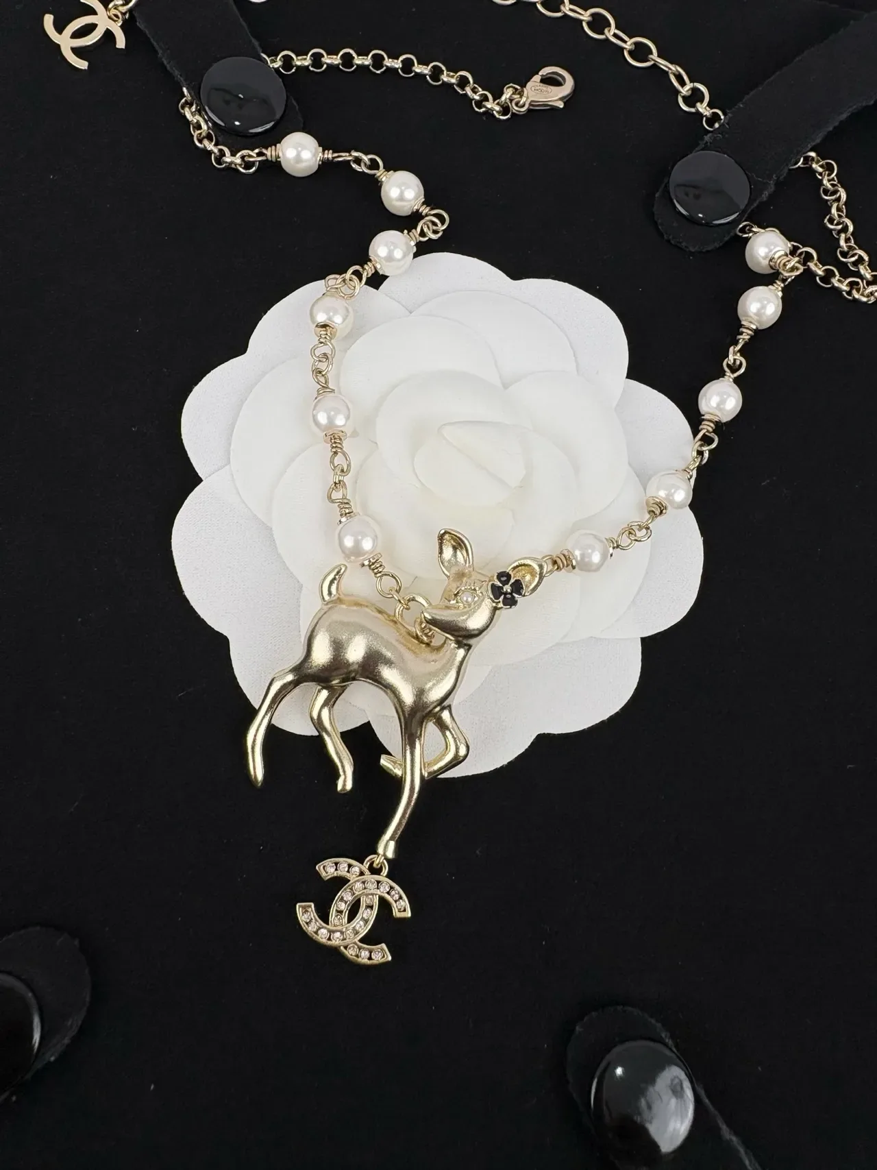 Colar Chanel Pingente de Cervo Pérola Contas Ouro 8