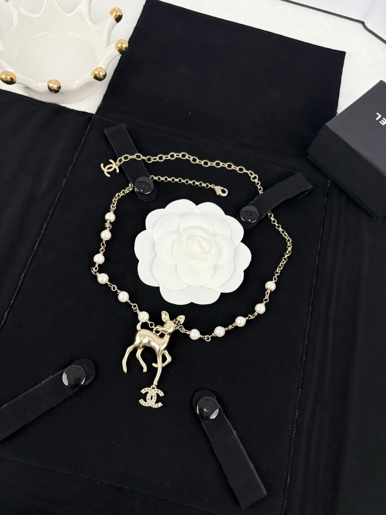 Colar Chanel Pingente de Cervo Pérola Contas Ouro 9