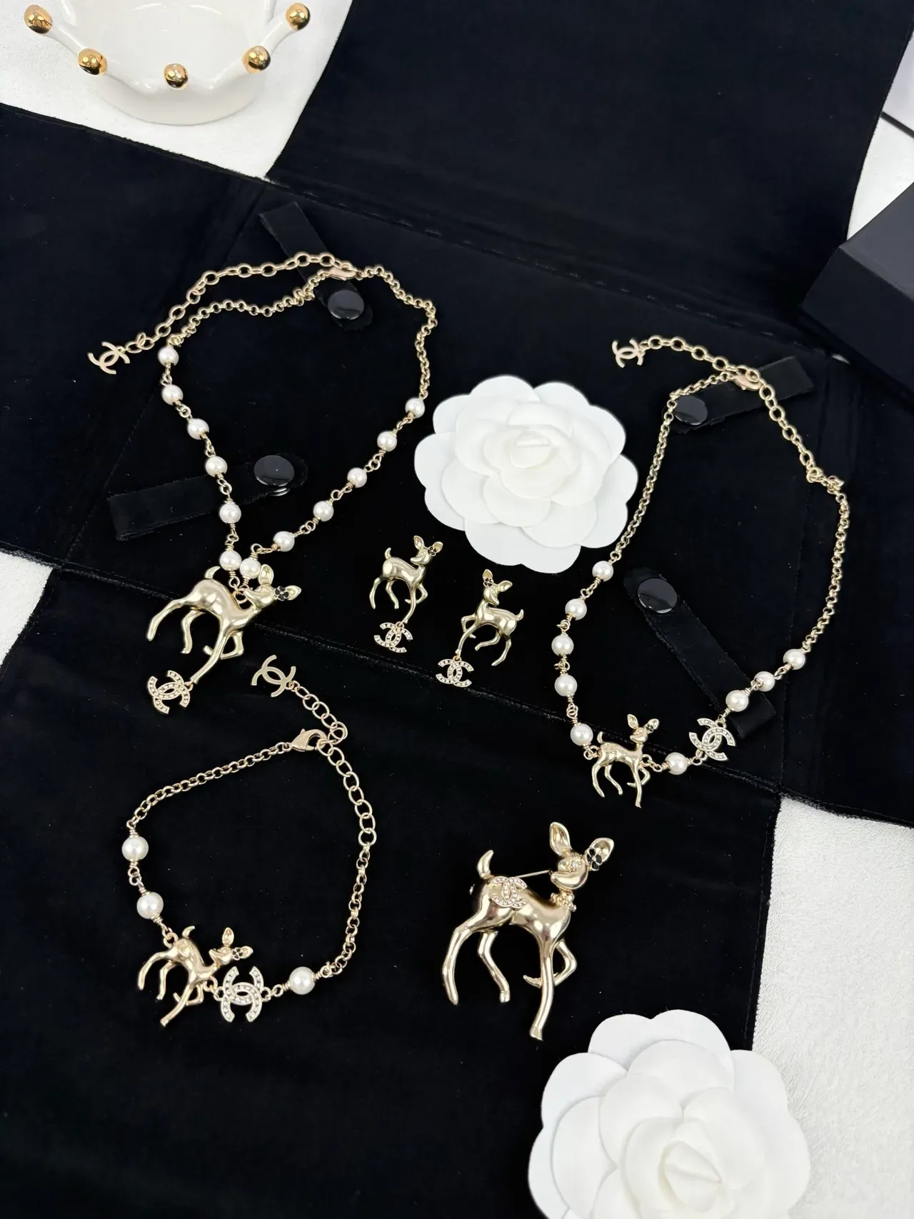 Colar Chanel Pingente de Cervo Pérola Contas Ouro 10