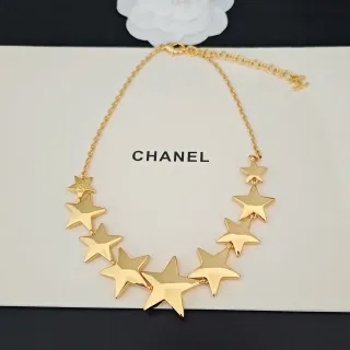 Chanel قلادة متعددة النجوم بلون ذهبي