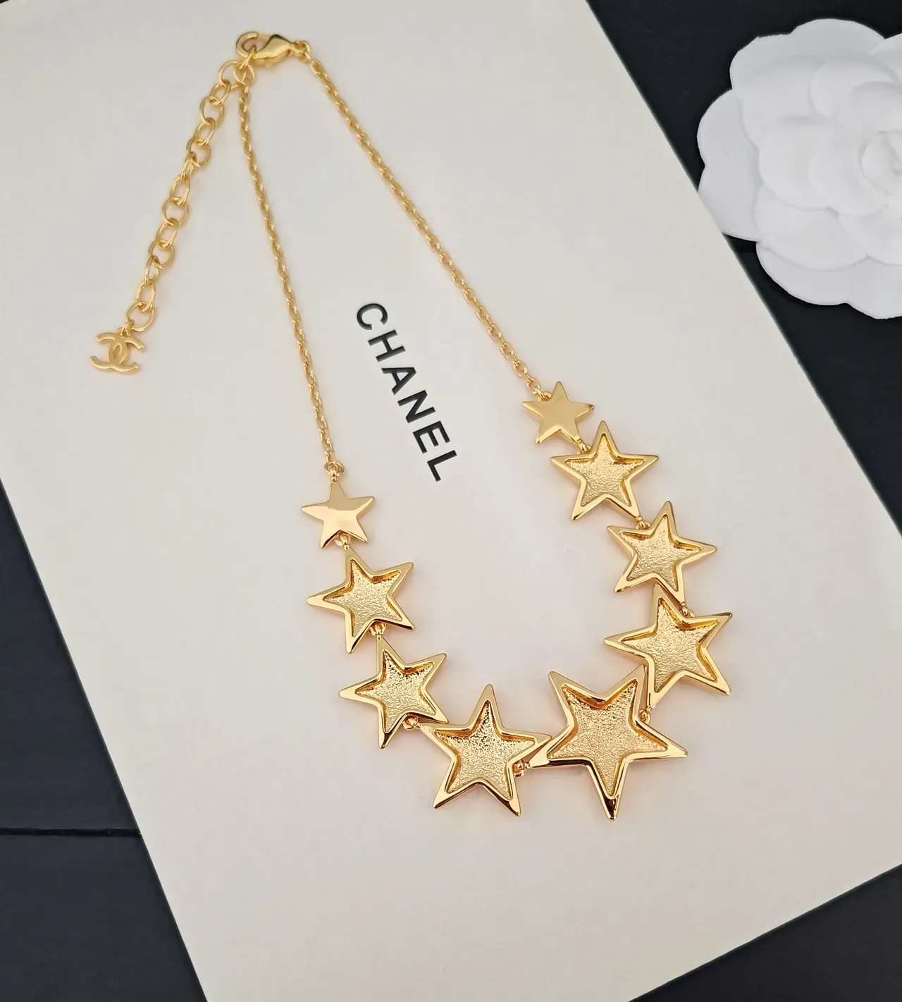 Chanel Collar con colgante de múltiples estrellas en tono dorado 2