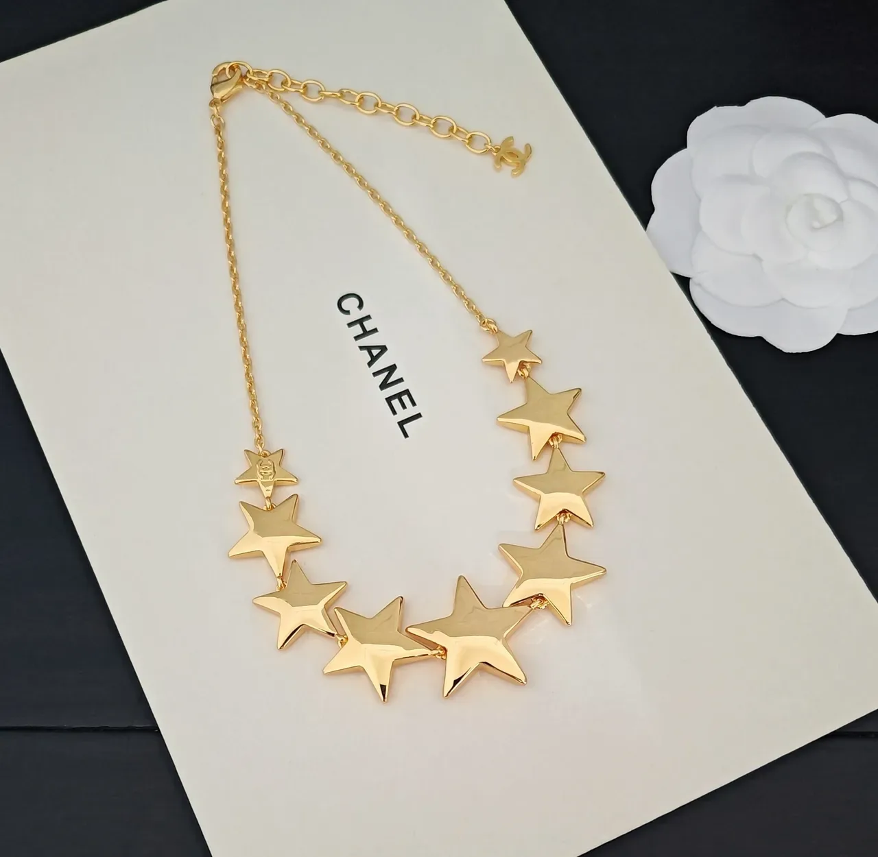 Chanel Collar con colgante de múltiples estrellas en tono dorado 3