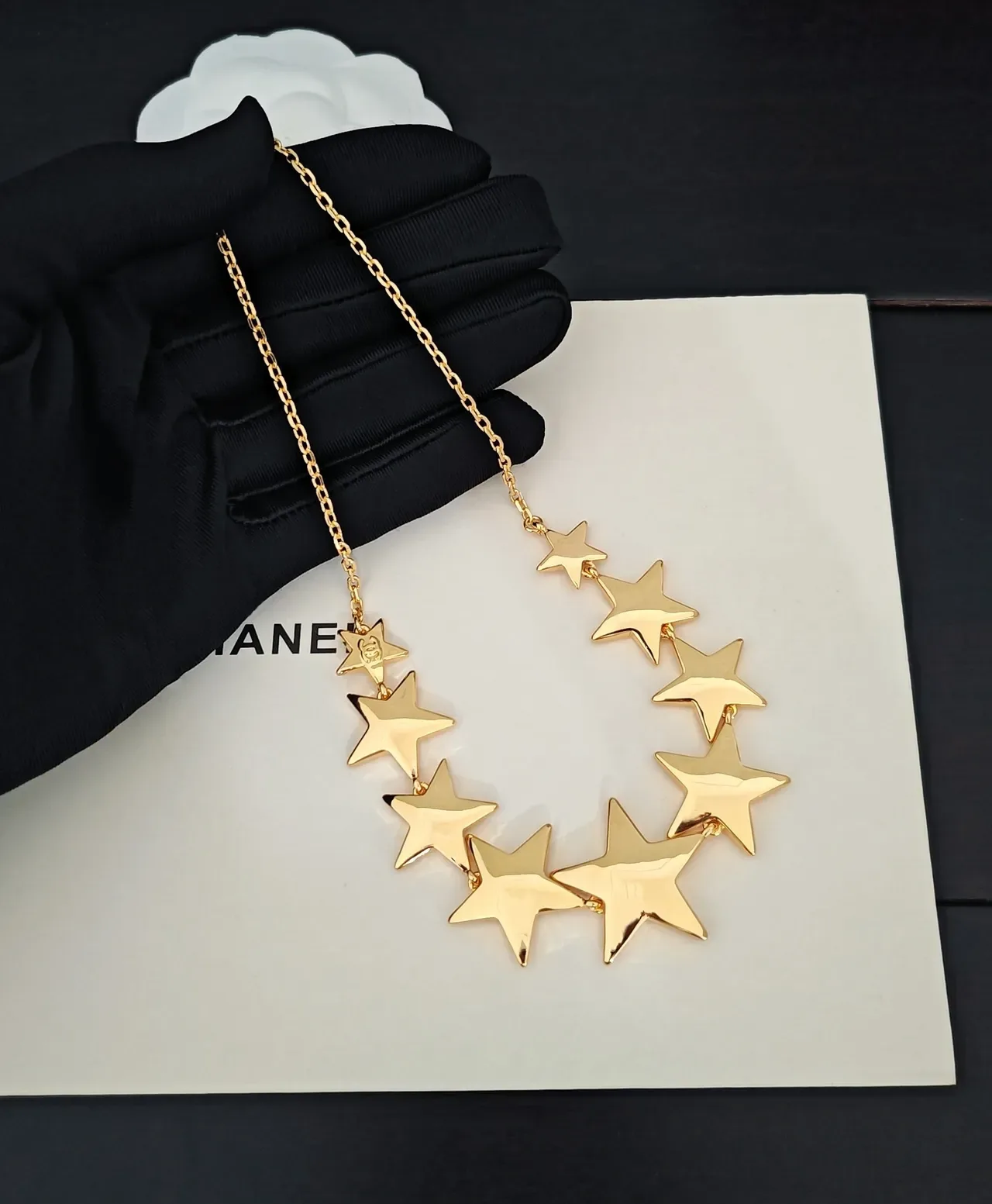 Chanel Collar con colgante de múltiples estrellas en tono dorado 4