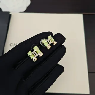 Chanel Aretes con Cristales Embellecidos Inspirados en Bambú en Verde y Oro