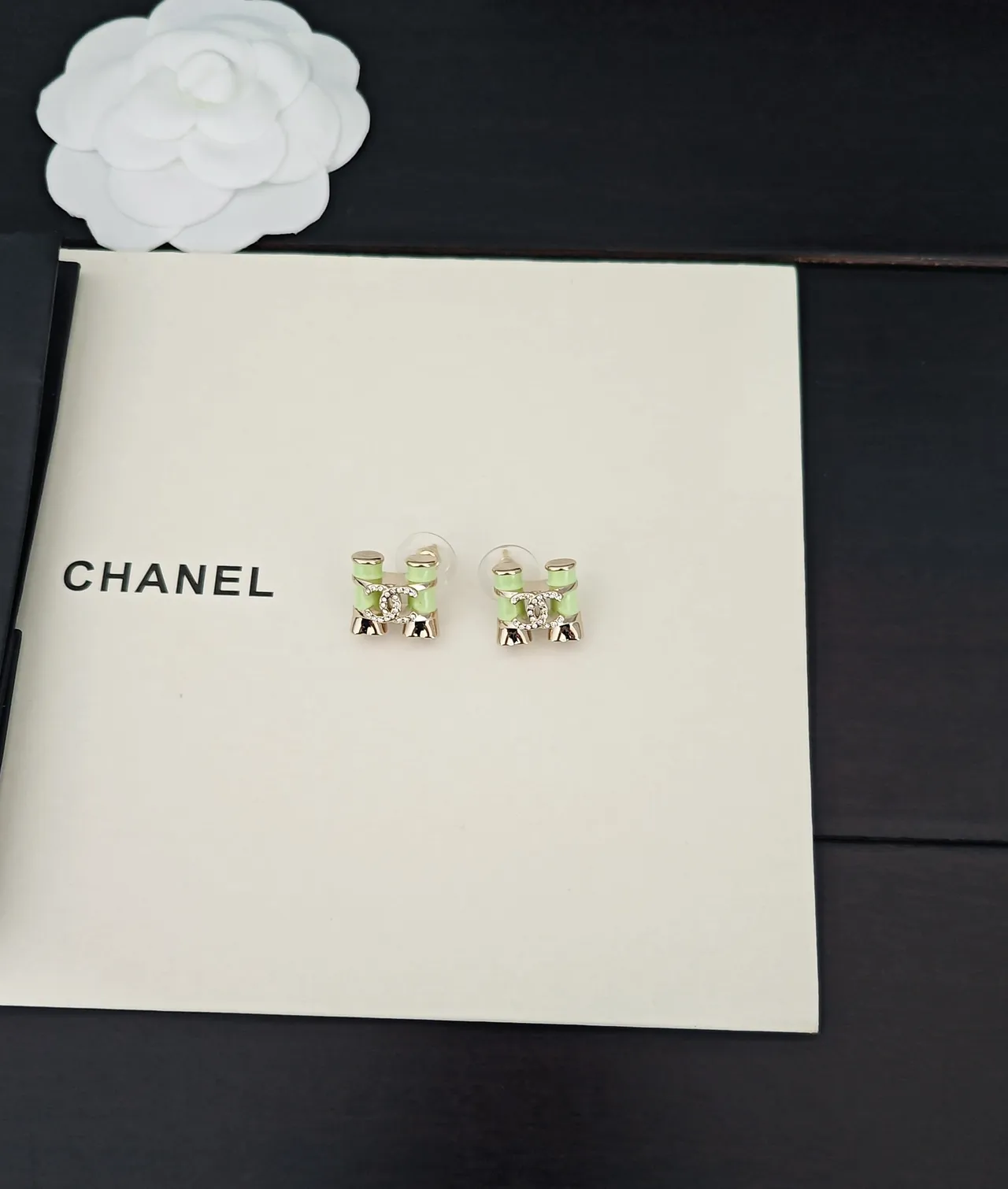 Chanel Brincos com Cristais Embellecidos Inspirados em Bambu em Verde e Dourado 6