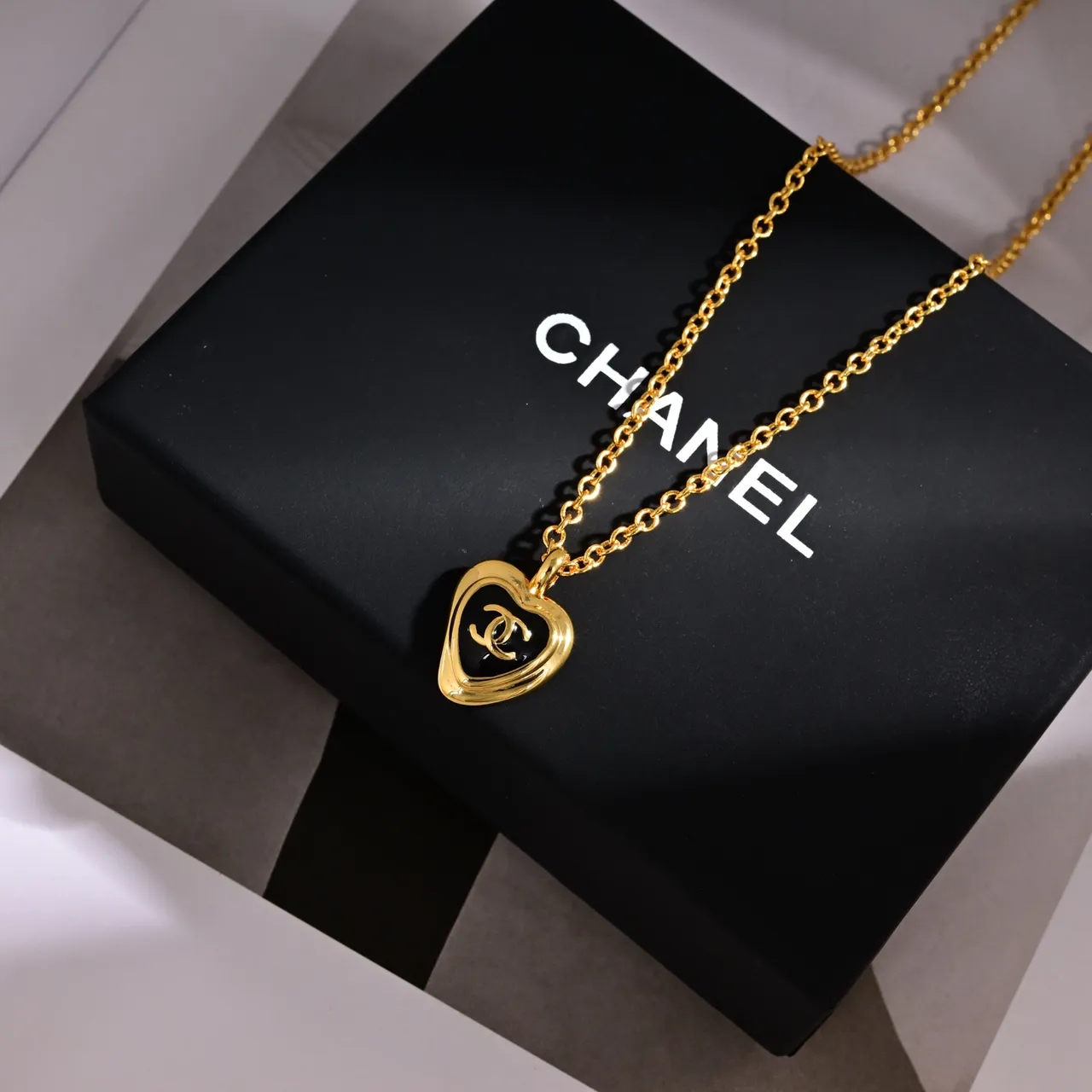 Colar Chanel Pingente Coração Corrente Curb Ouro Preto 7