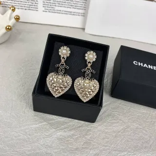 Chanel Aretes de gota con forma de corazón de cristal y perla