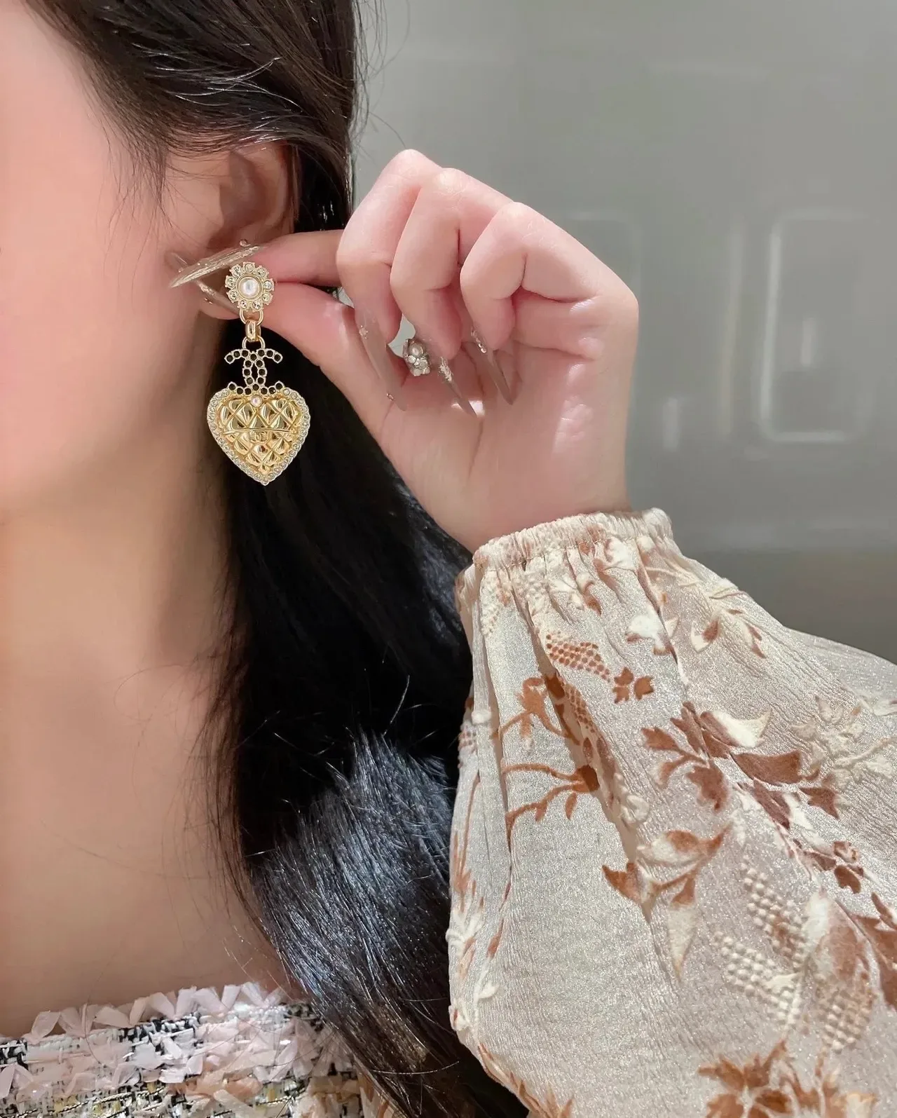 Chanel Heart-Shaped Crystal and Pearl Drop Earrings 8
