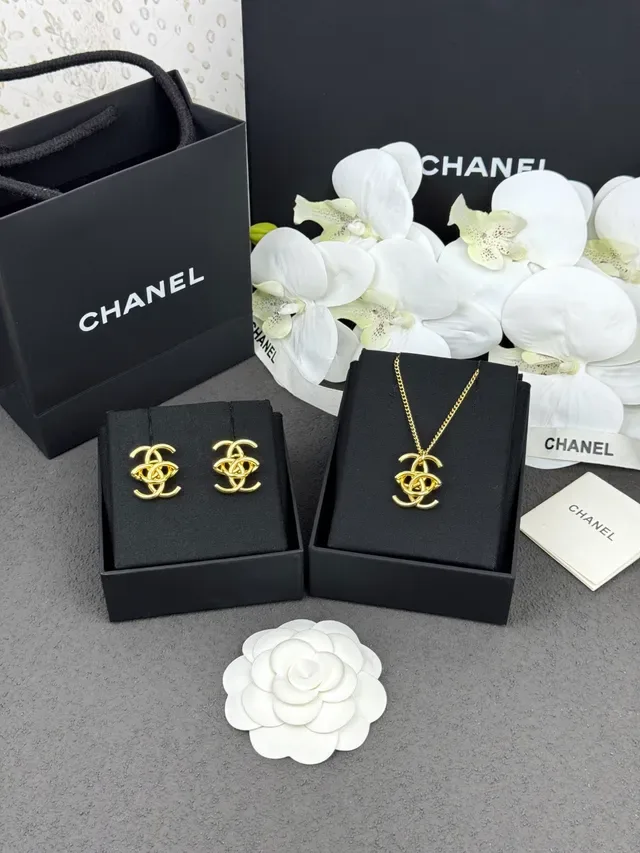 Chanel Interlocking CC Logo Metal Collier Or Noir 3