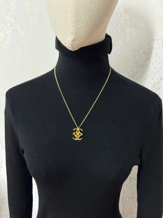 Chanel Interlocking CC Logo Metal Collier Or Noir 4