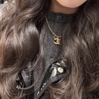 Chanel Interlocking CC 吊坠项链 黑色针织前开襟上衣