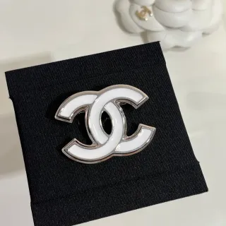 Chanel Interlocking CC सफेद एमेल Silver-Tone ब्रोच