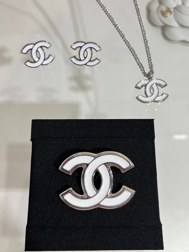 Chanel Interlocking CC Broche Esmalte Branco Silver-Tone 2
