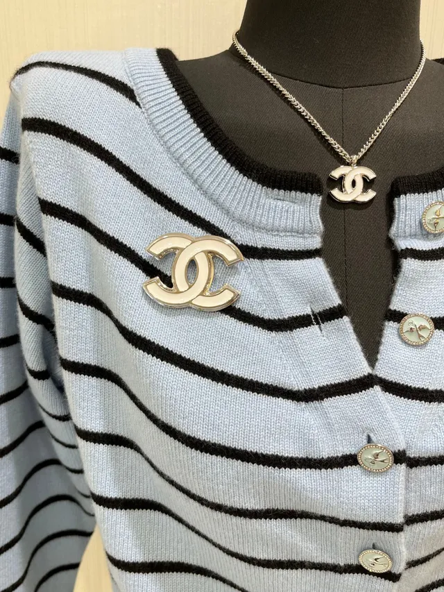 Chanel Interlocking CC Broche Esmalte Branco Silver-Tone 5