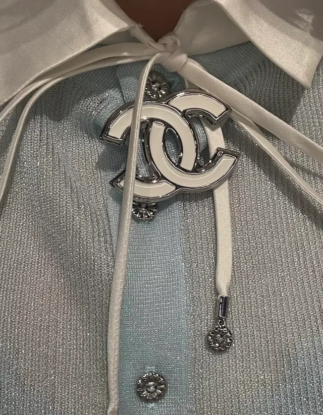 Chanel Interlocking CC Broche Esmalte Branco Silver-Tone 7