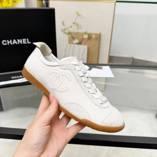 Chanel حذاء رياضي أسلوب حياة أبيض بني مطرز interlocking CC Logo جلد و سويد علوي حذاء رياضي أسلوب حياة