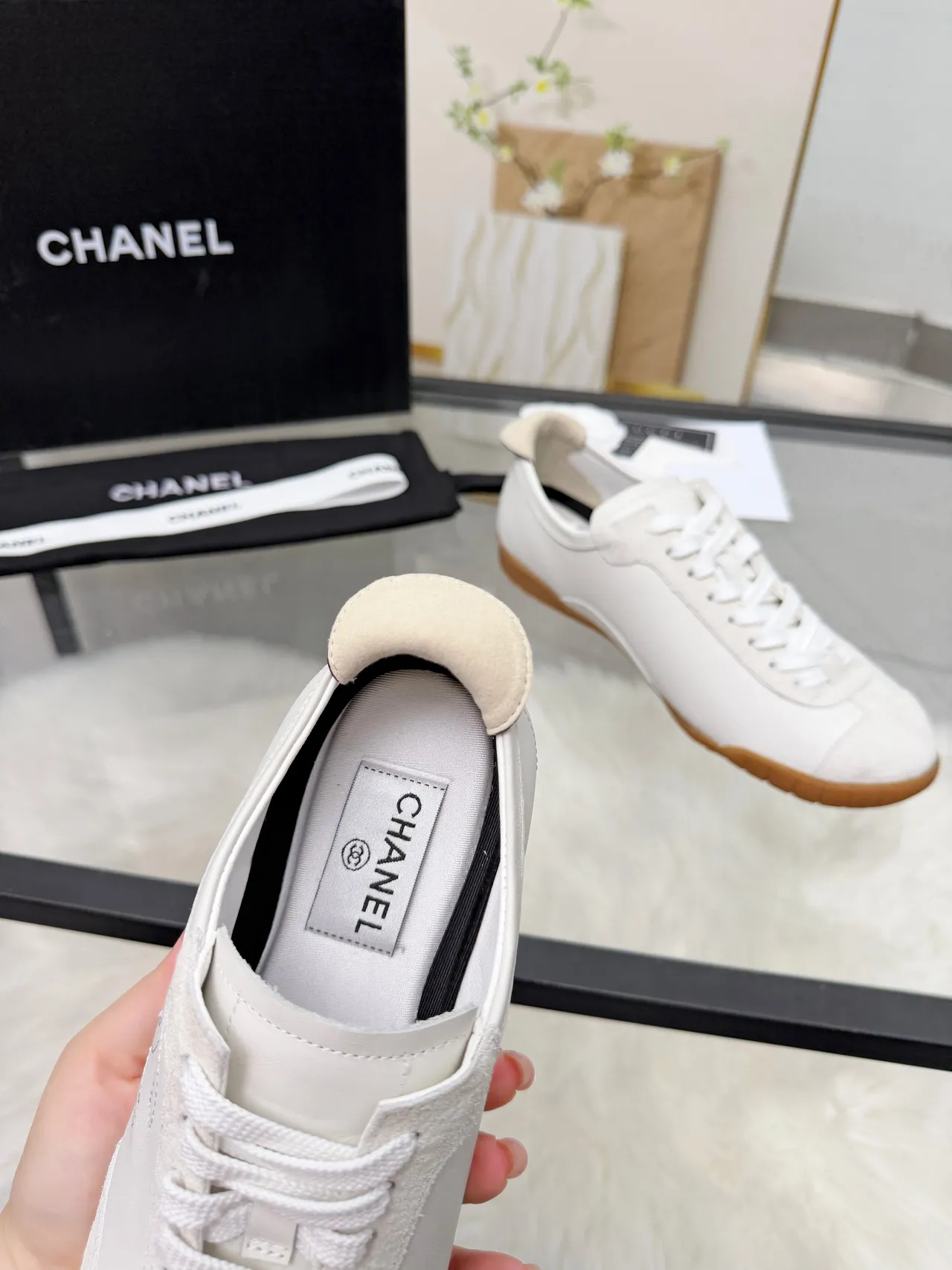 Chanel Zapatillas Lifestyle Blancas y Marrones Cosidas Interlocking CC Logo Cuero y Ante 2